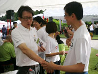 PD Joey showing Minister Lim Swee Say his he-gu acupoint